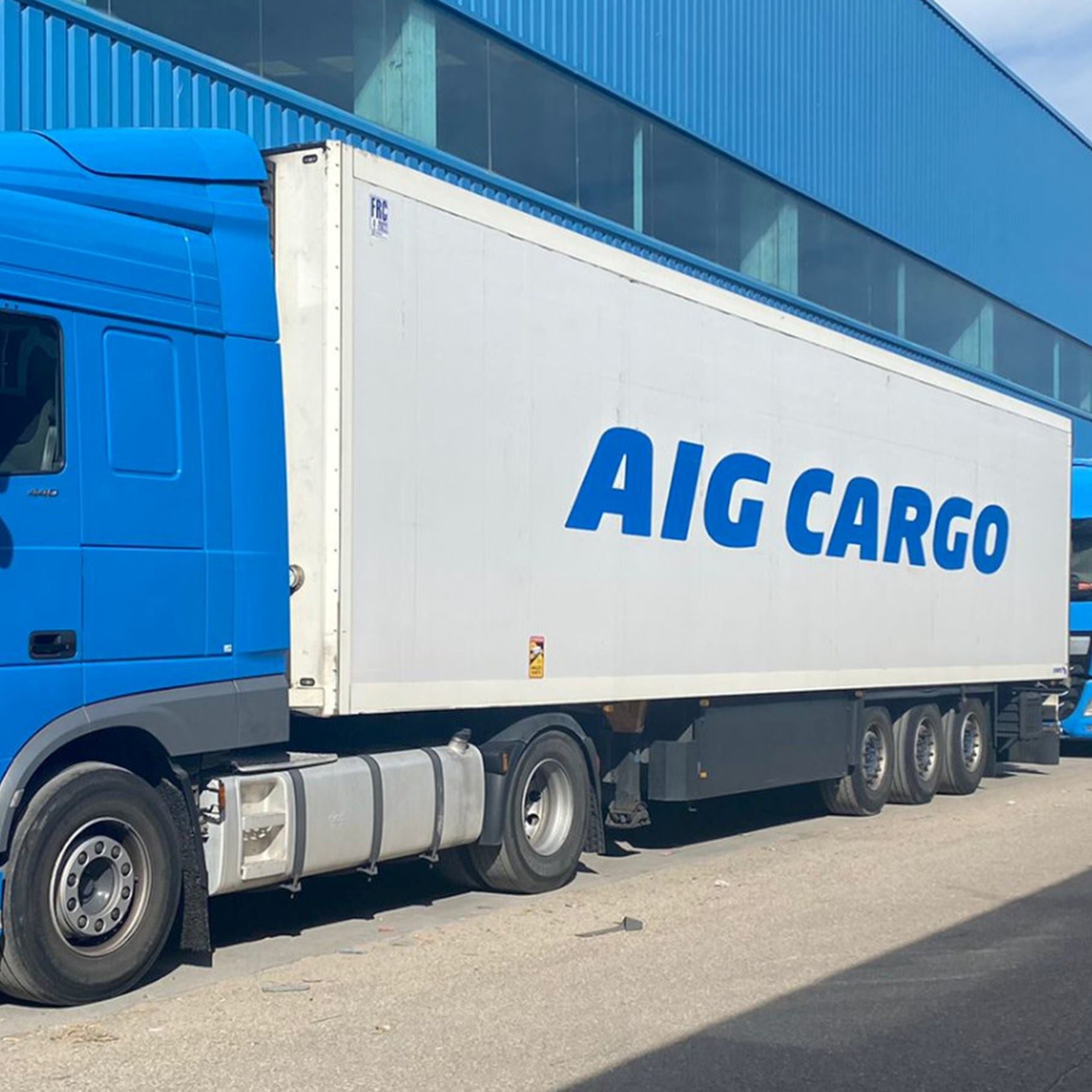 camion-azul-aig-cargo